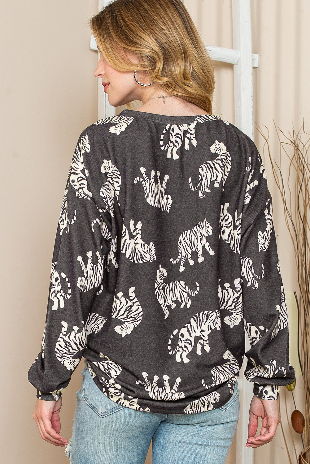 Chemise noire boutonnée en satin à imprimé animal guépard 