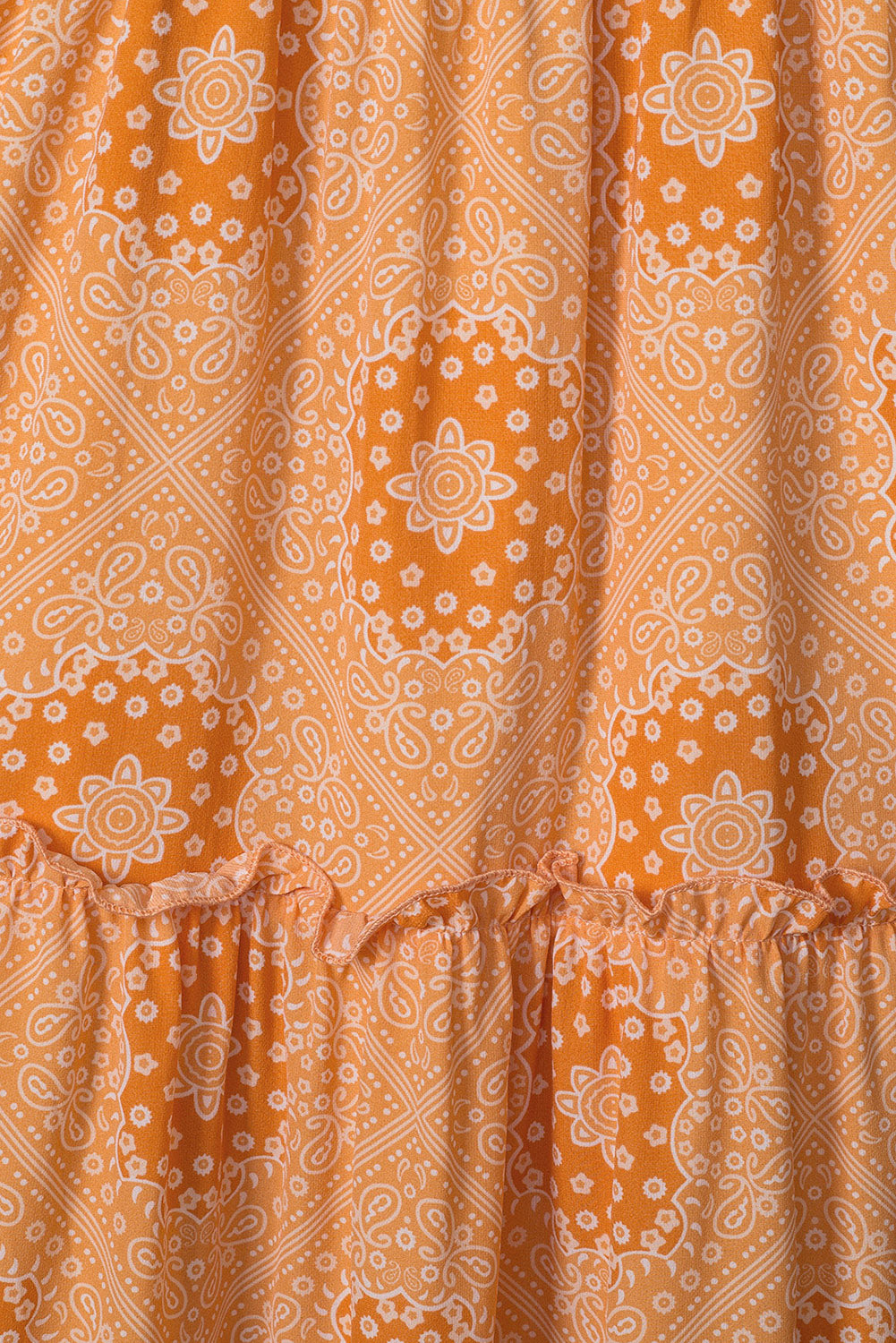 Robe longue smockée à plusieurs niveaux avec bretelles à lacets et imprimé floral style bohème orange