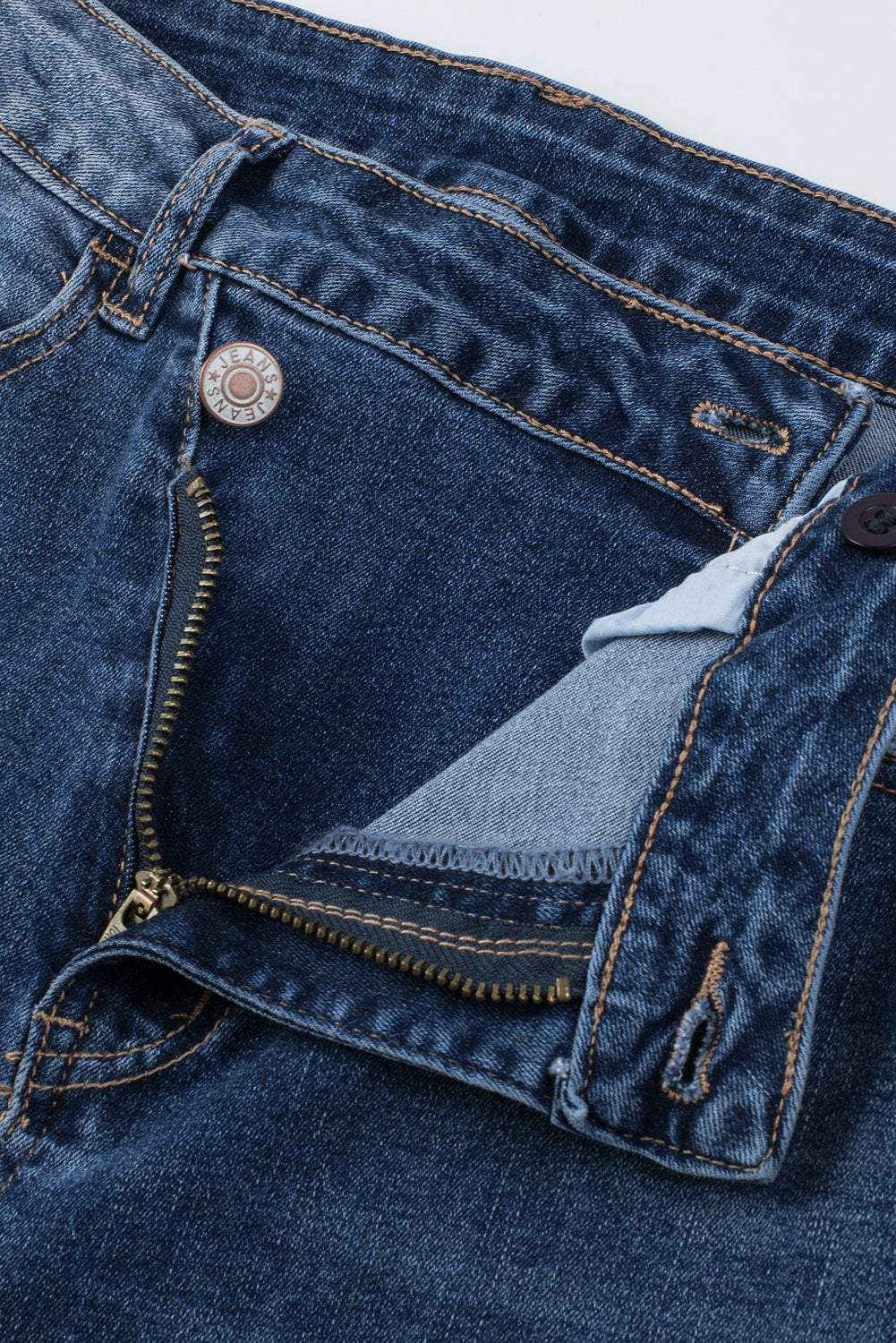 Jean skinny effet vieilli bleu ciel avec braguette zippée et bouton asymétrique