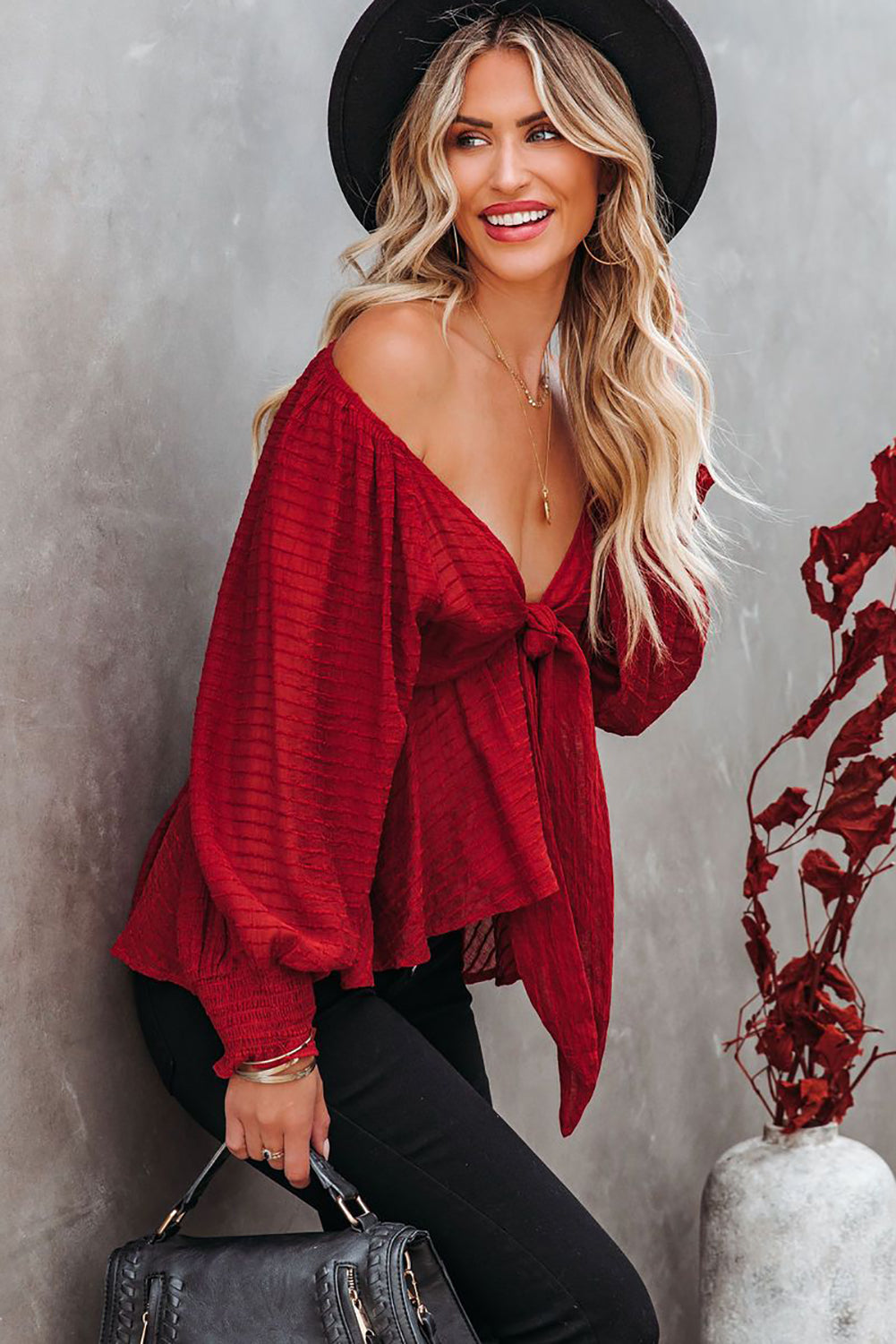 Blouse péplum texturée rouge nouée sur le devant