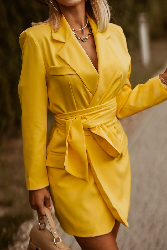 Robe blazer jaune ceinturée à manches longues