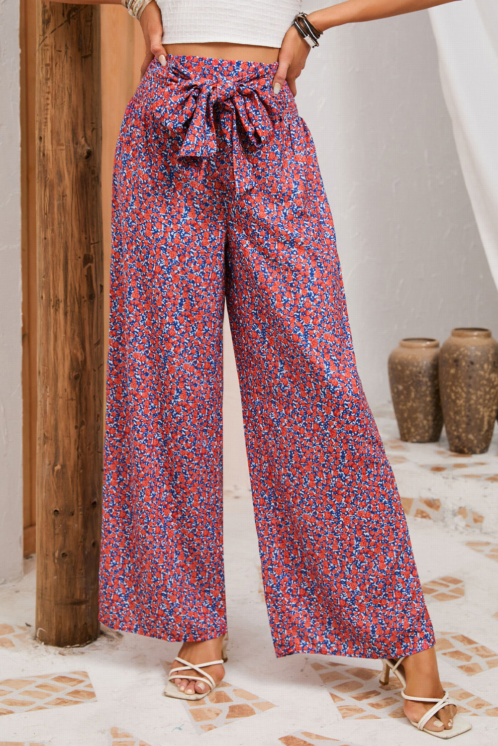 Pantalon large à petites fleurs et imprimé floral noué sur le devant 