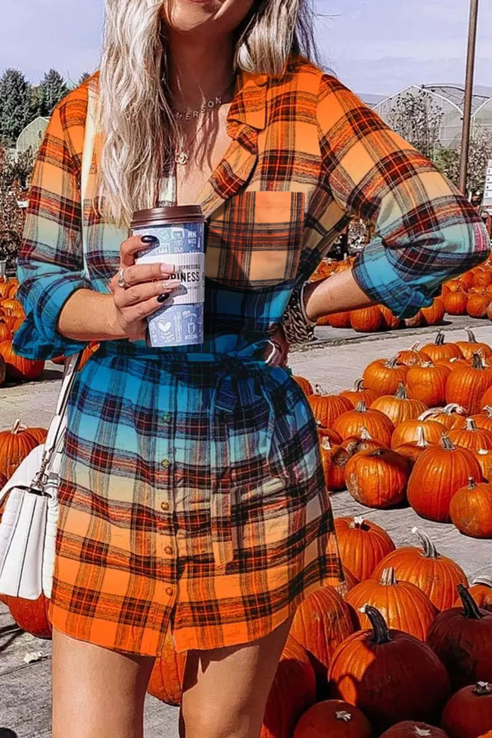 Robe chemise courte orange à carreaux dégradés boutonnée sur le devant