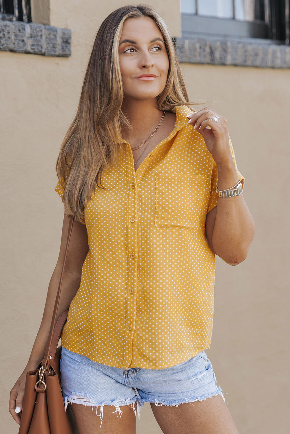 Chemise jaune roulée à manches courtes et imprimé à pois