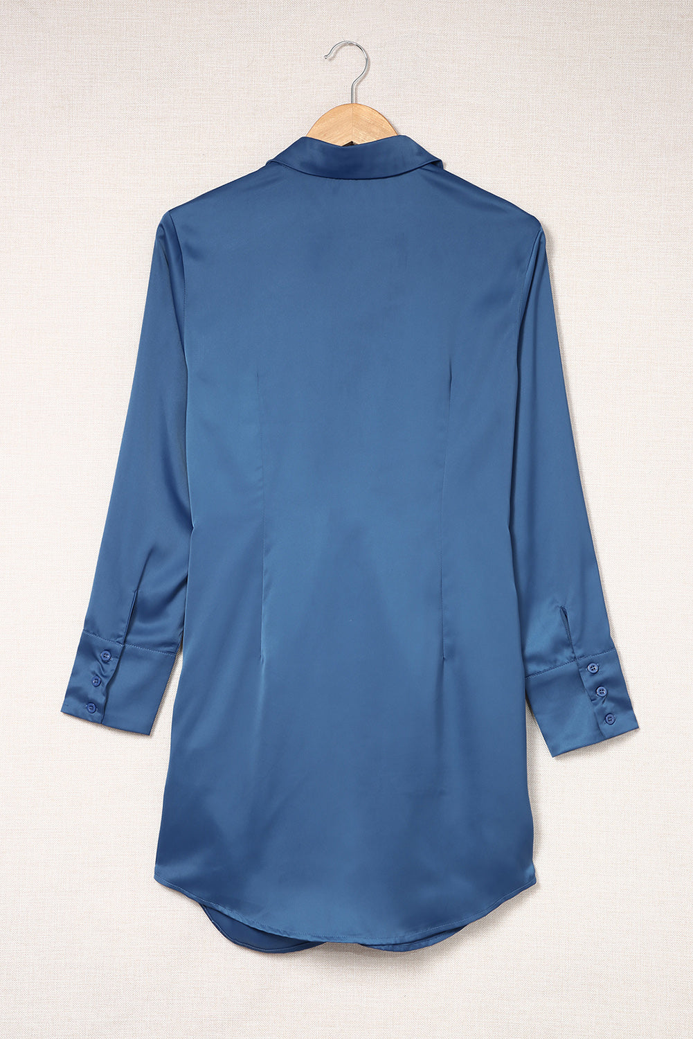 Robe chemise bleue froncée sur le devant, boutonnée et nouée à manches longues