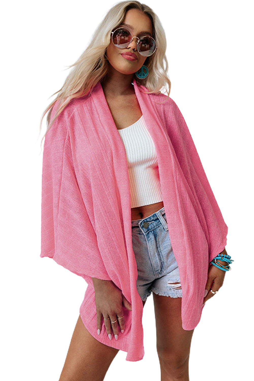 Cardigan en tricot rose à manches kimono ouvert sur le devant