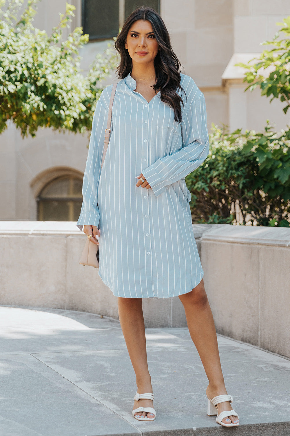 Robe chemise mi-longue à rayures bleu ciel avec ceinture