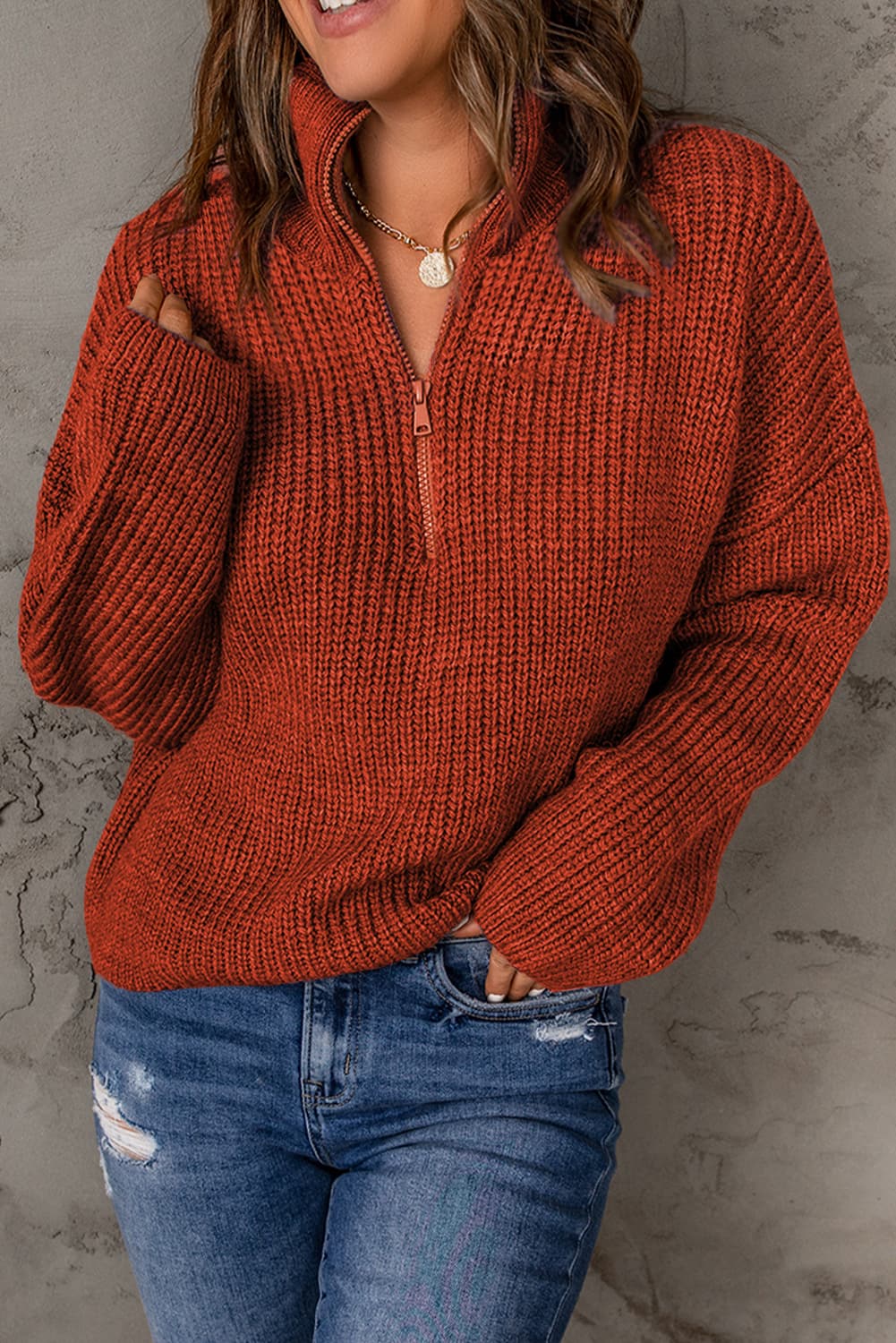 Pull en tricot zippé rouge à col roulé et épaules tombantes