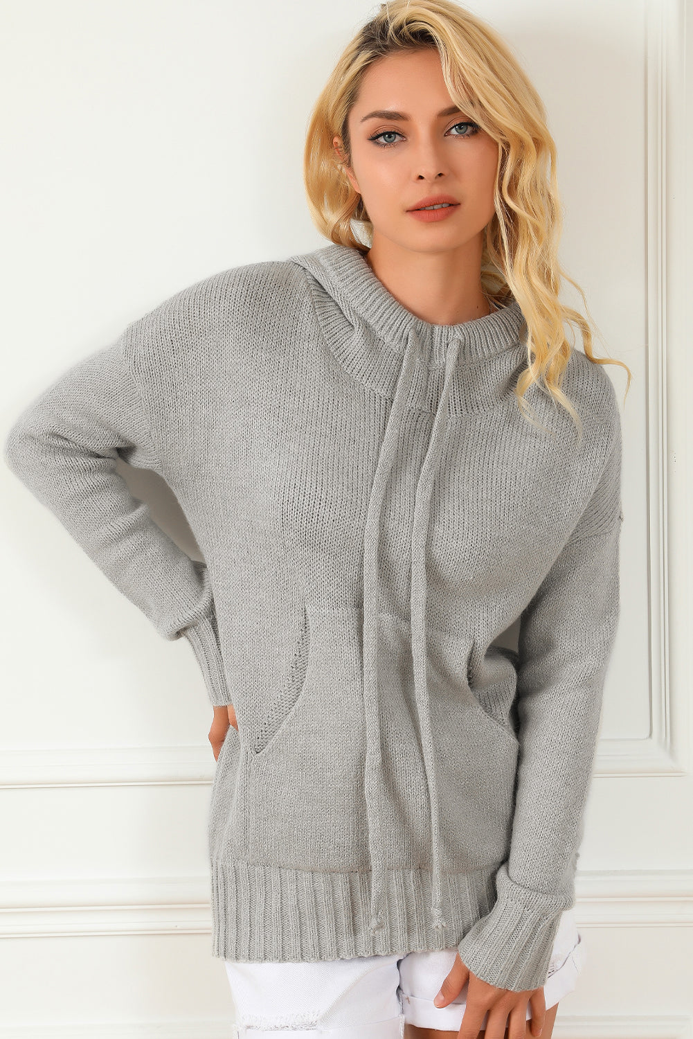 Pull à capuche gris avec cordon de serrage et col bénitier