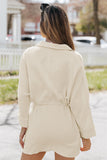 Robe beige avec poches boutonnées et cordon de serrage à la taille