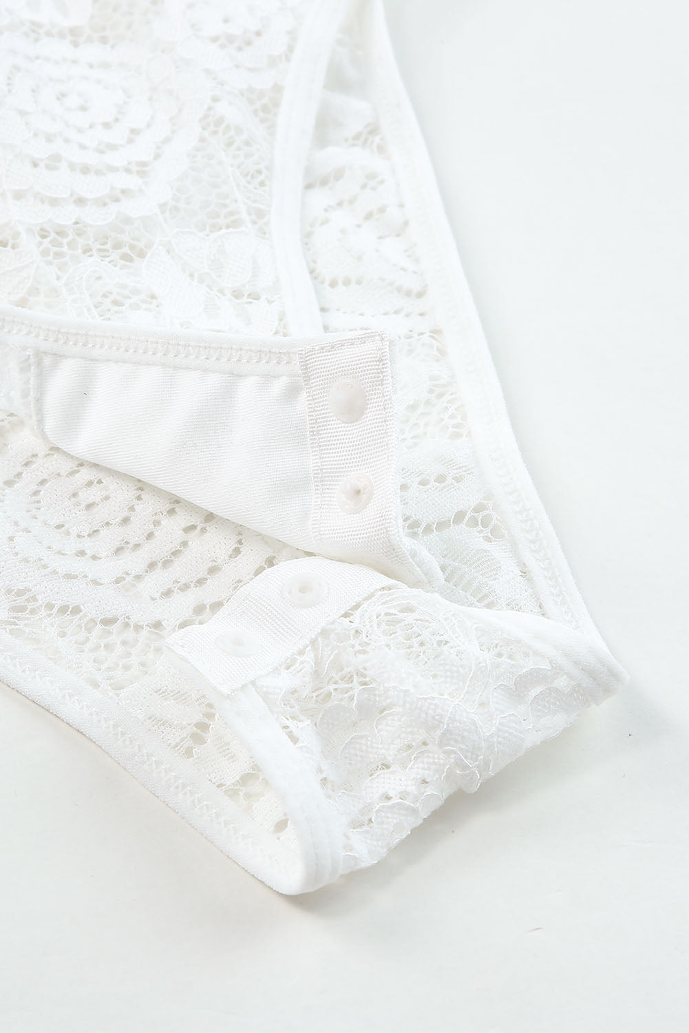 Body blanc en crochet en dentelle florale avec dos croisé