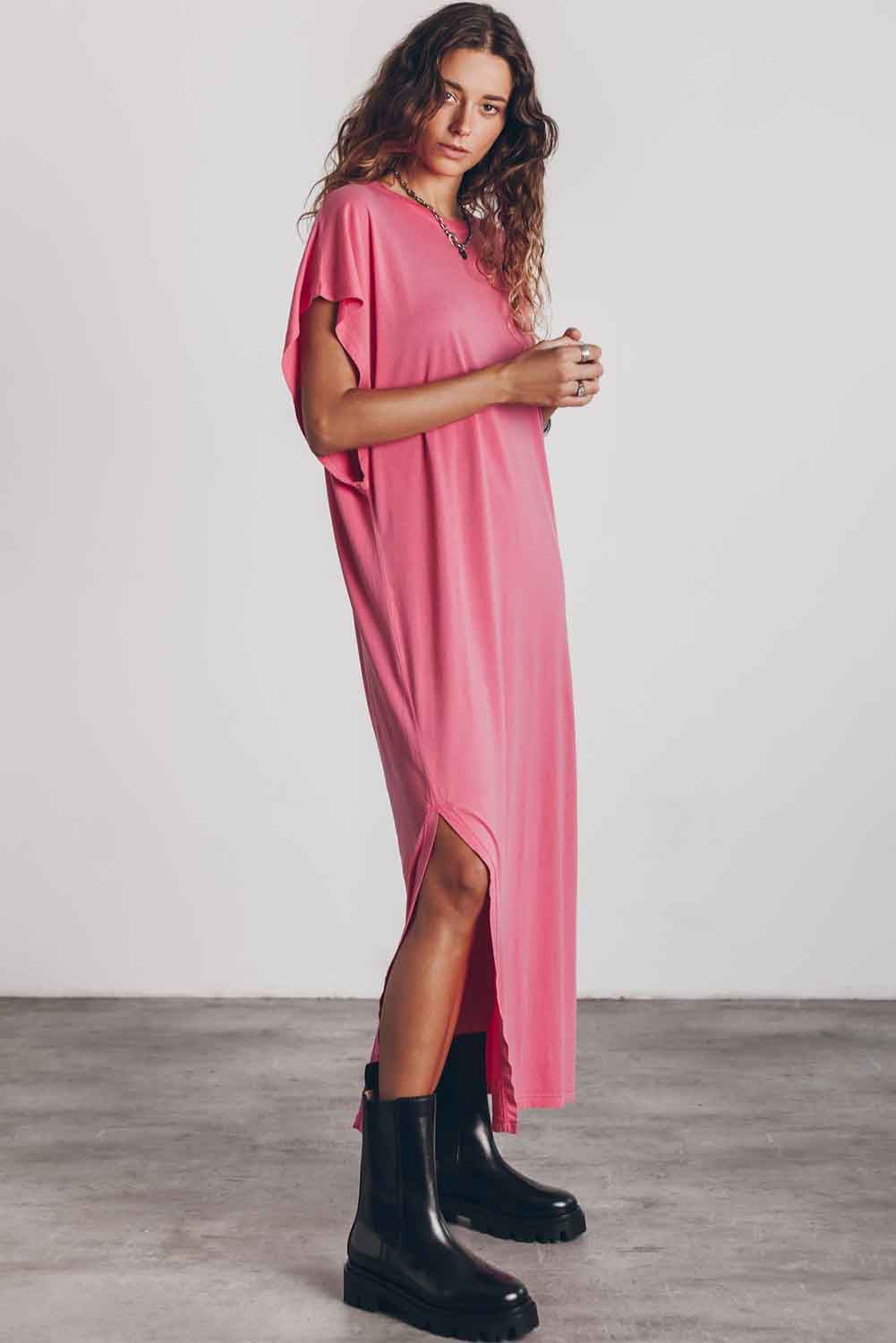 Robe t-shirt longue rose à col rond et manches chauve-souris