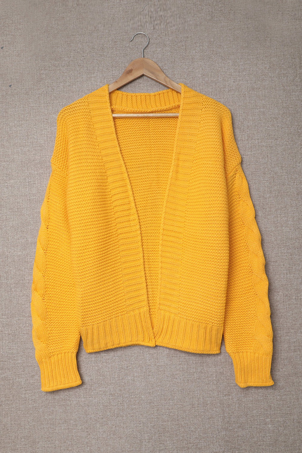 Cardigan jaune en grosse maille ouvert sur le devant