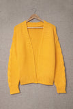 Cardigan jaune en grosse maille ouvert sur le devant