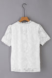 T-shirt blanc à col en V contrasté en dentelle jacquard au crochet