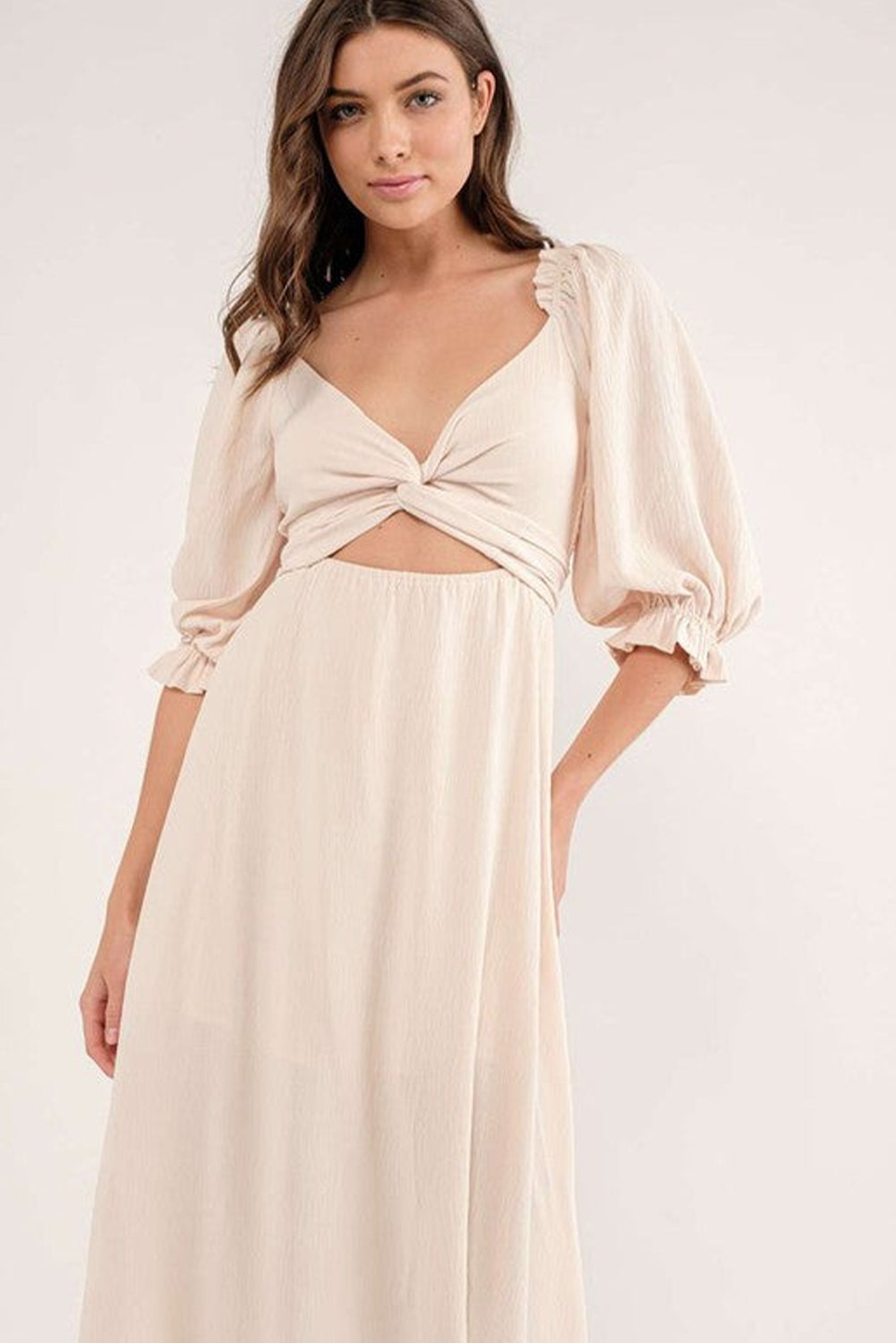 Robe longue beige à manches bouffantes et liens croisés découpés