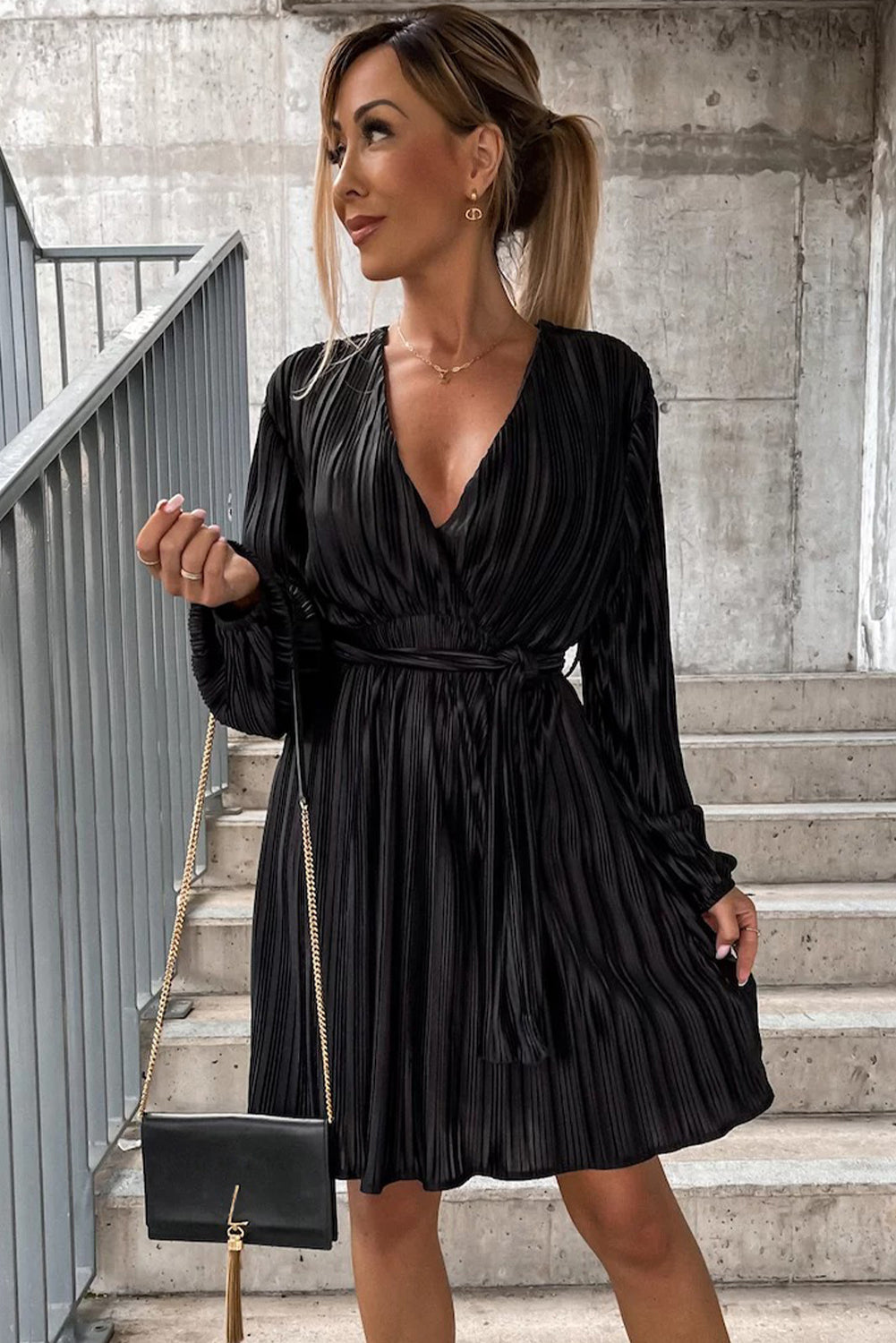 Robe mi-longue plissée noire à col en V et ceinture