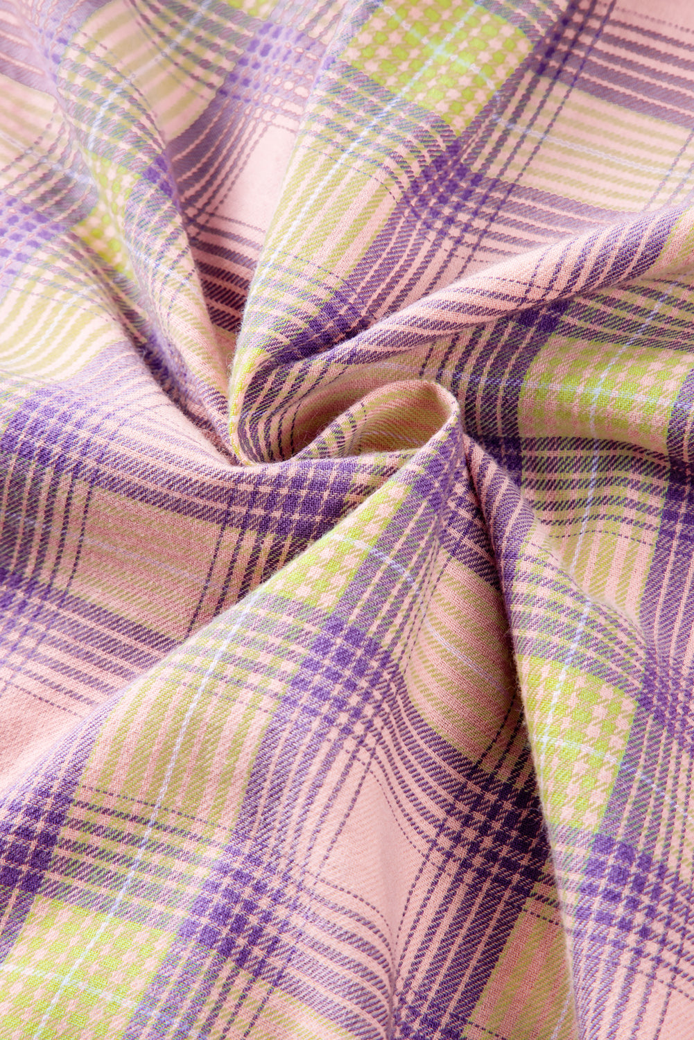 Chemise violette à carreaux blanchis et coutures apparentes