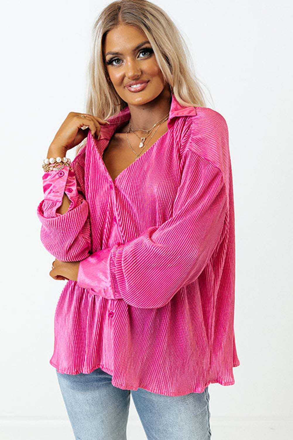 Chemise plissée boutonnée rose à col en V