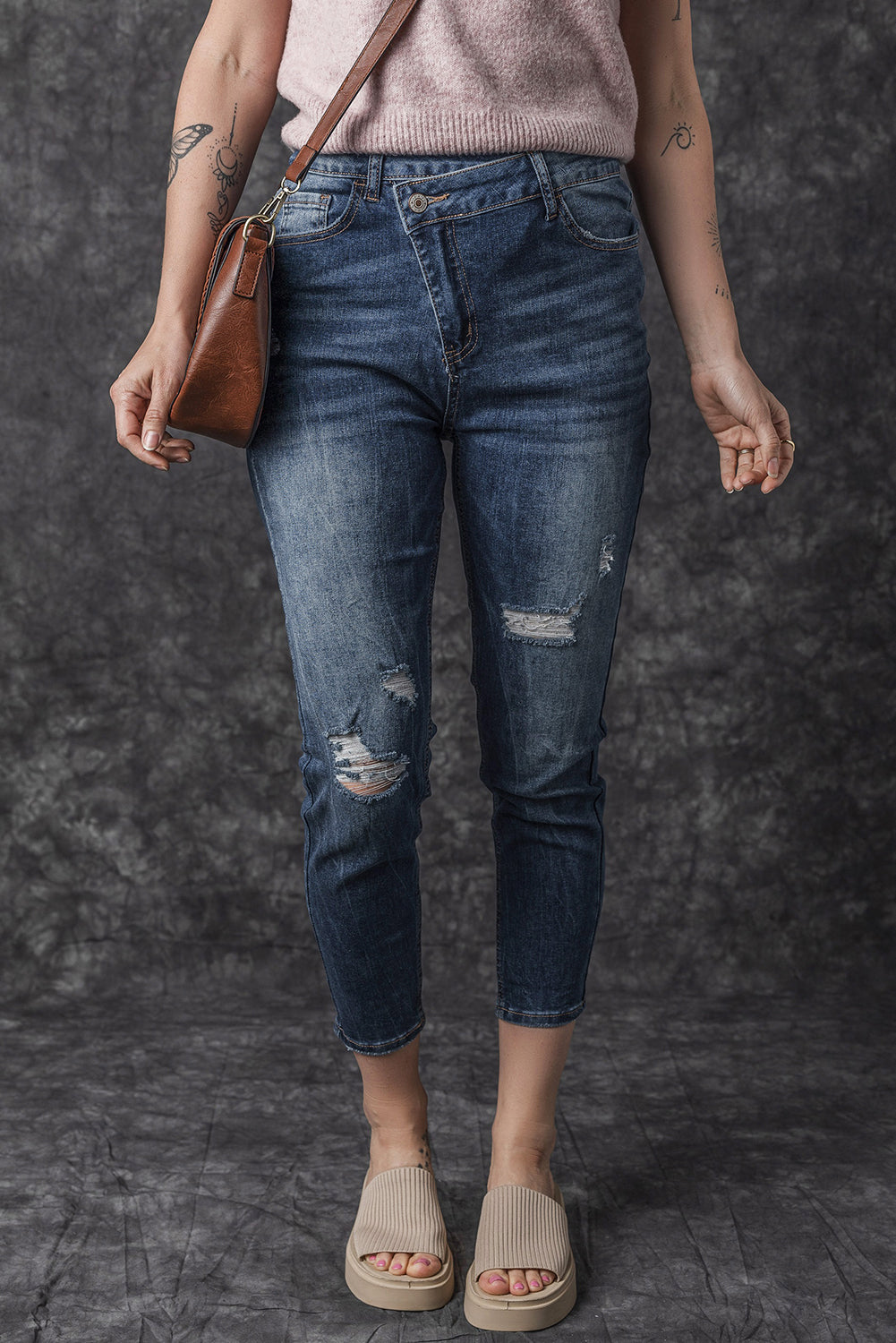 Jean skinny effet vieilli bleu ciel avec braguette zippée et bouton asymétrique