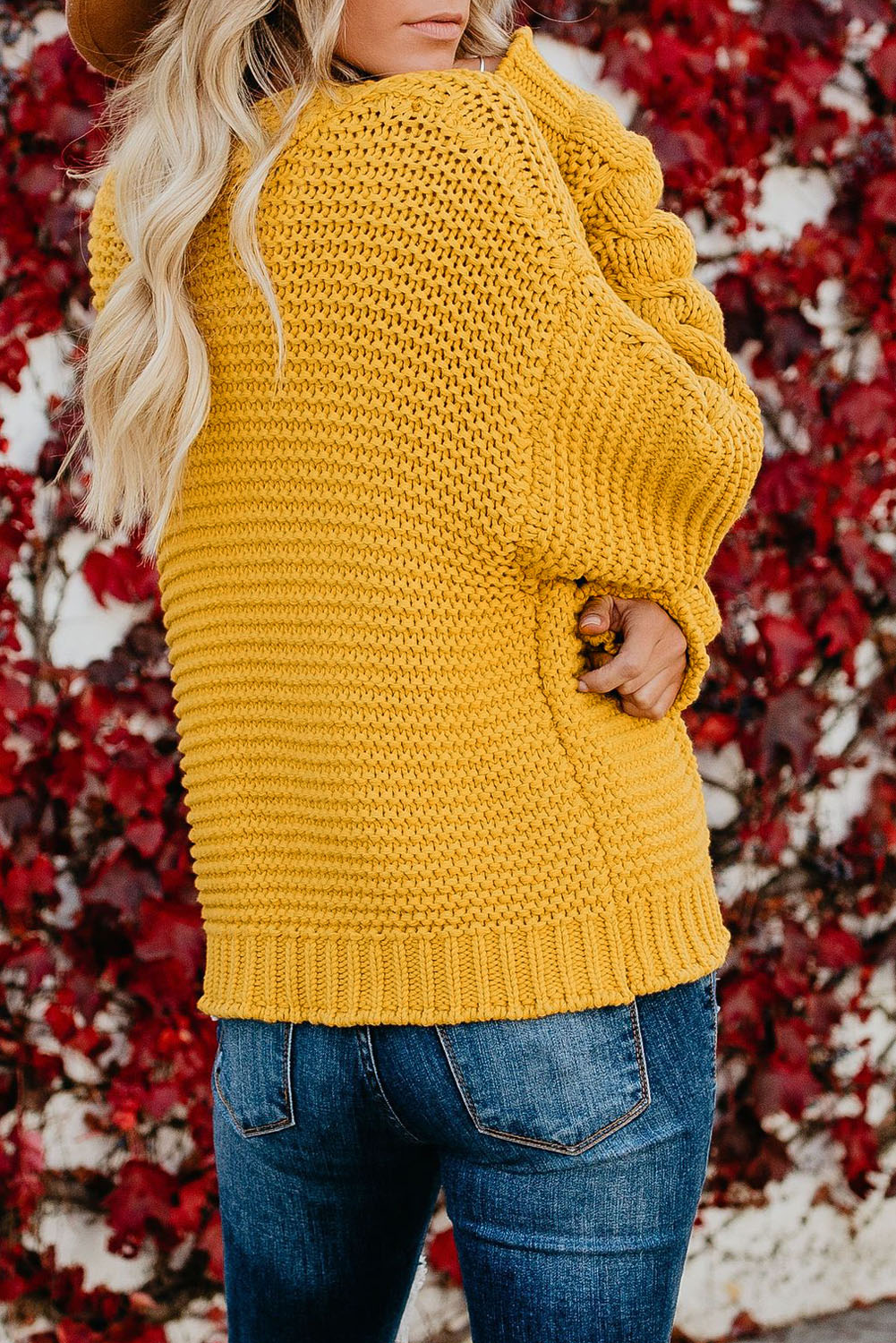 Cardigan jaune en grosse maille ouvert sur le devant