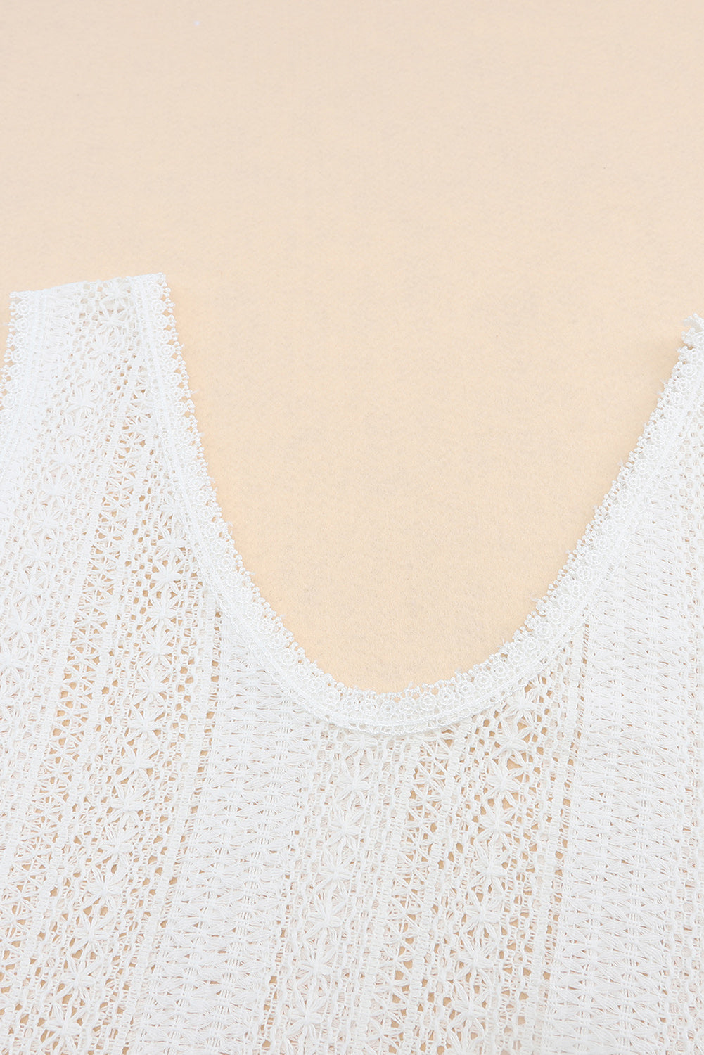 Débardeur blanc à col en U et dos ouvert en dentelle au crochet