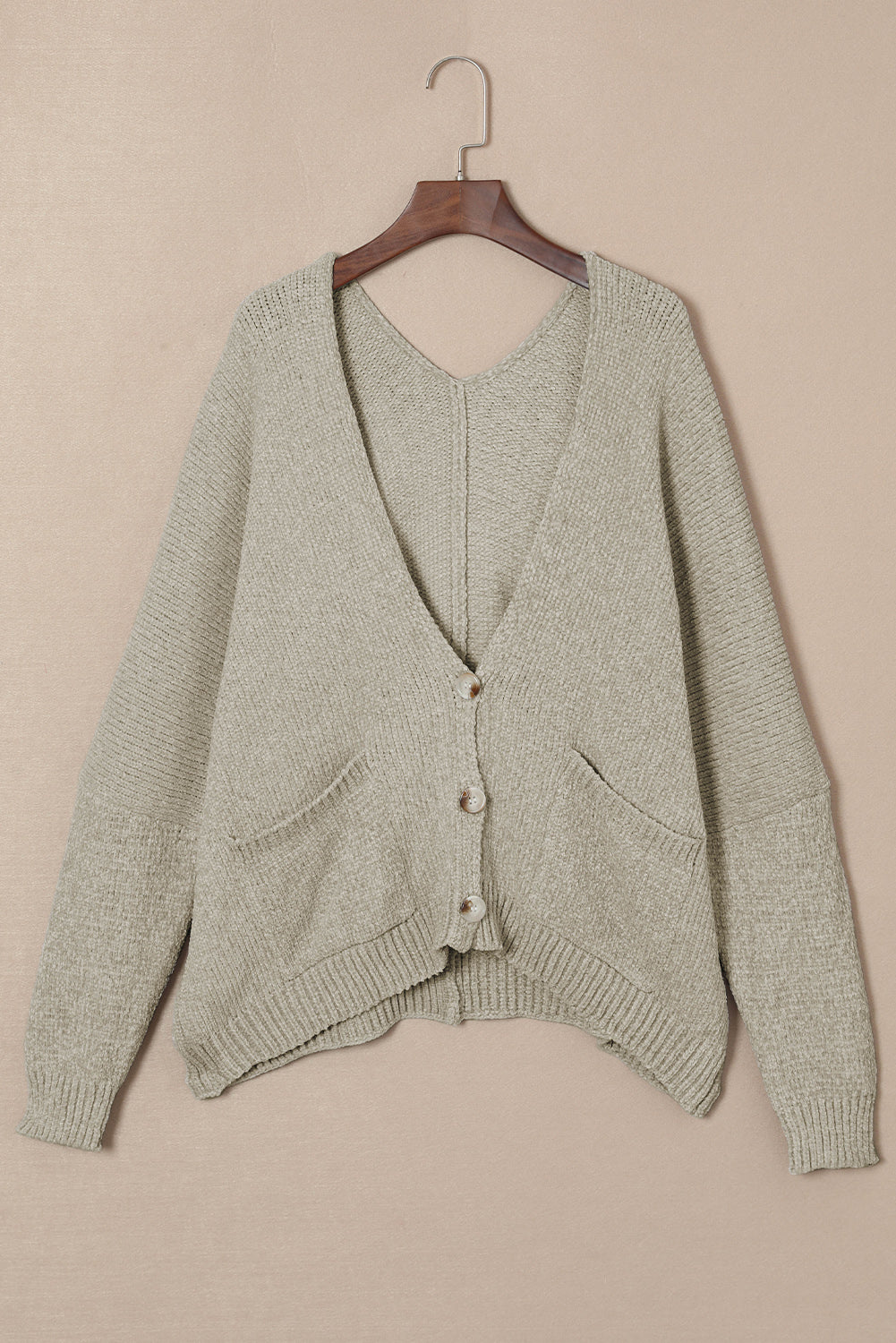 Cardigan pull gris avec poches sur le devant et boutons