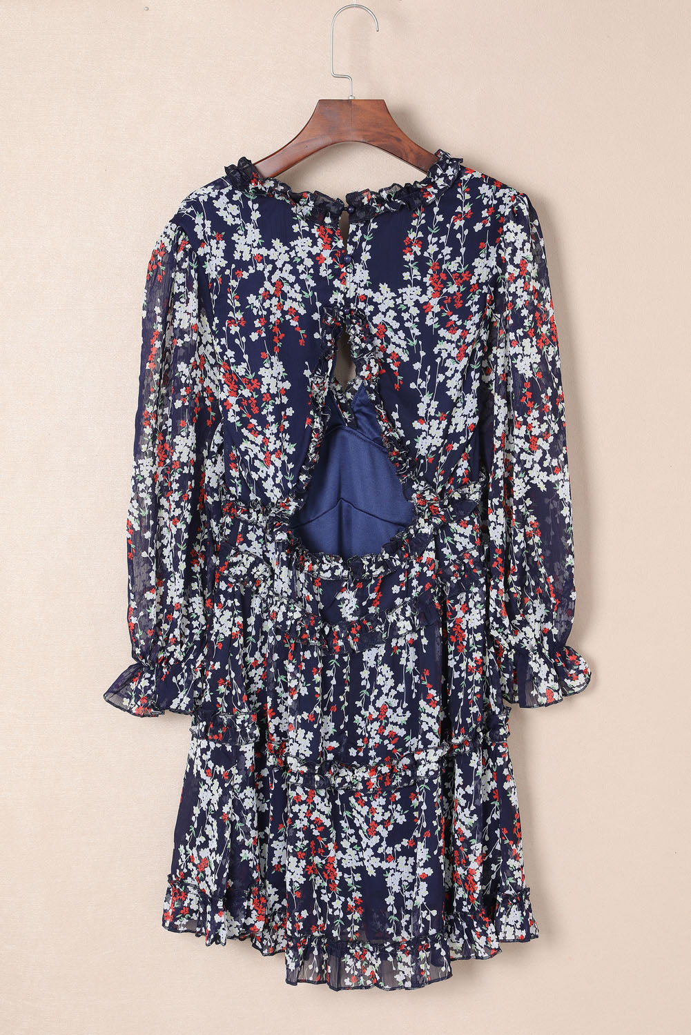 Robe florale bleue à volants et dos ouvert