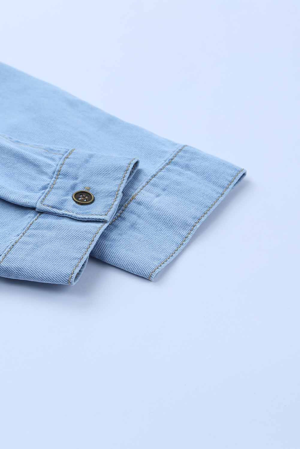 Chemise effilochée à poches en chambray bleu ciel