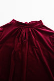 Blouse en velours rouge à col montant et manches bouffantes