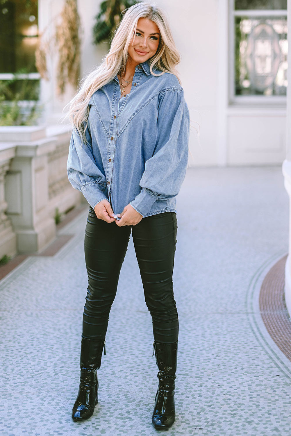 Chemise en jean bleu ciel à manches bouffantes et coutures en forme de V