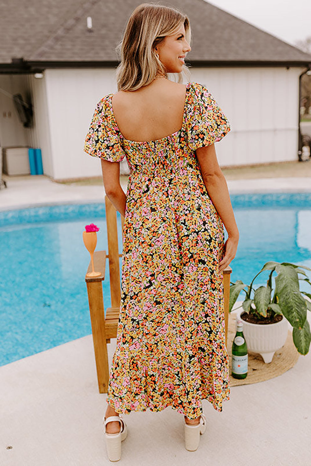 Robe midi florale jaune à manches bouffantes, col carré et dos ouvert