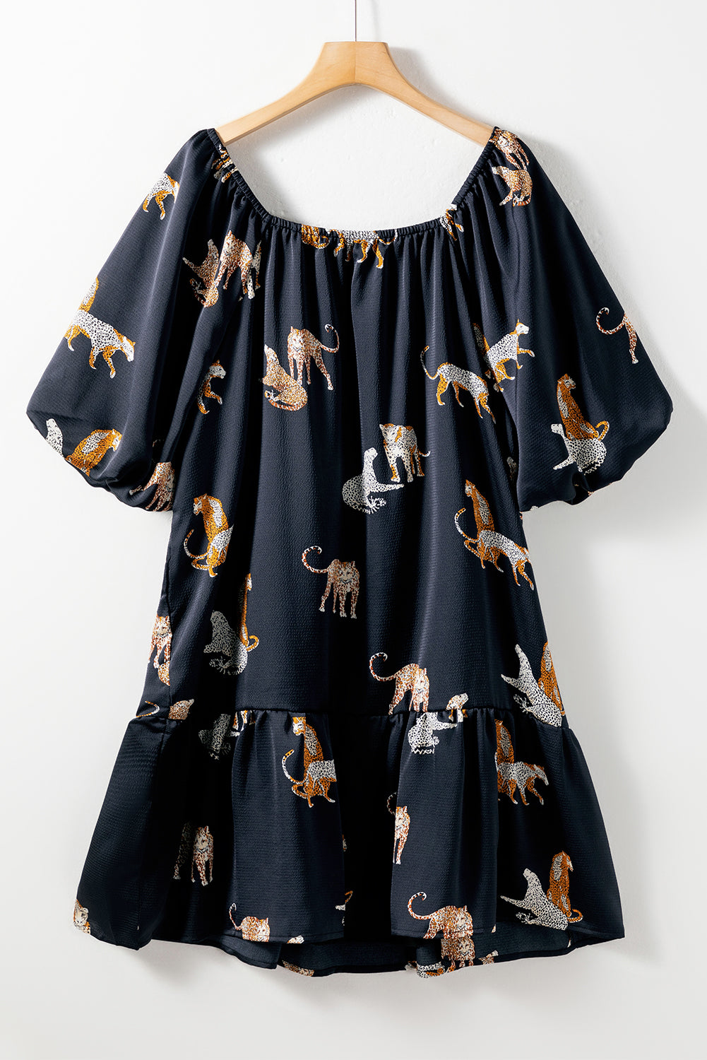 Chemise noire boutonnée en satin à imprimé animal guépard 