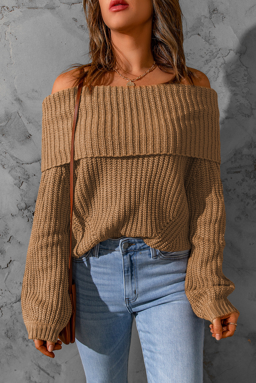 Pull marron en tricot côtelé à épaules dénudées 