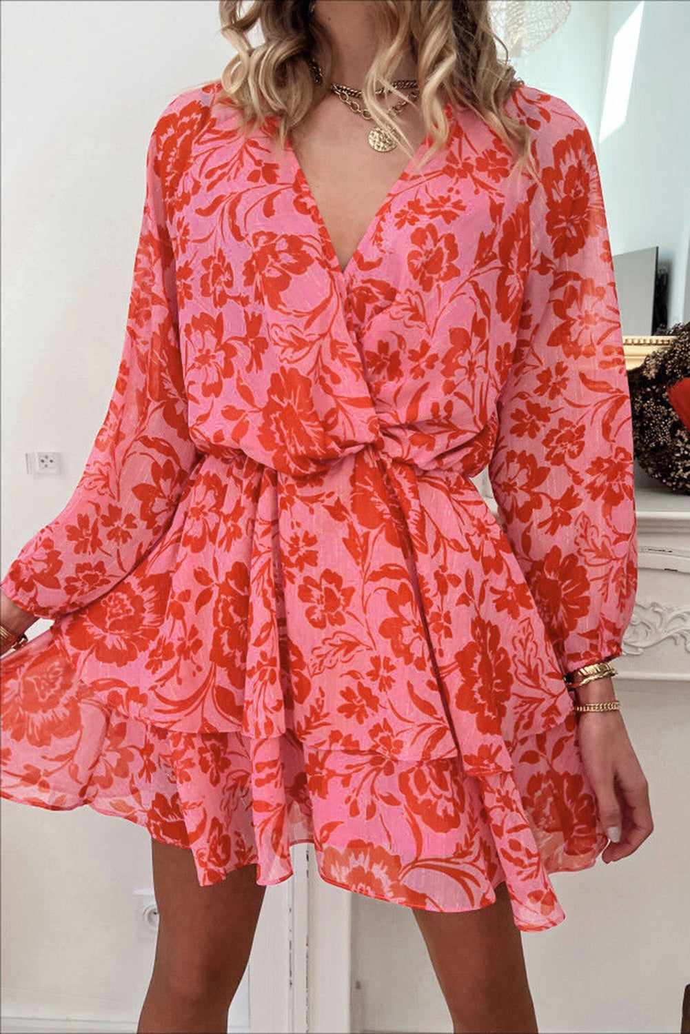 Robe rouge à volants et manches bouffantes superposées à fleurs