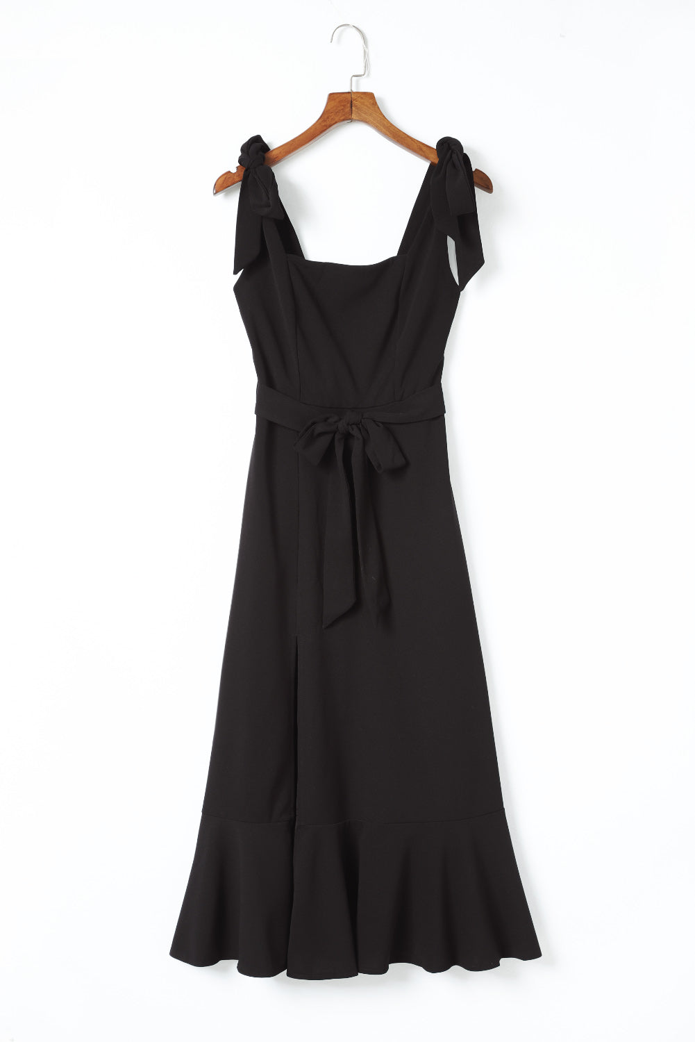 Robe longue noire smockée à épaules nouées et fente latérale au dos