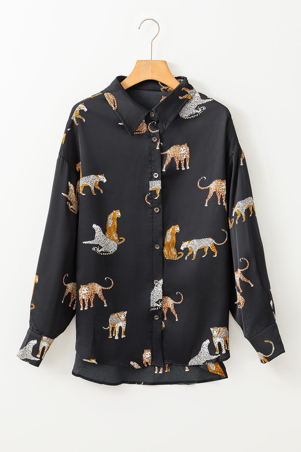 Chemise noire boutonnée en satin à imprimé animal guépard 