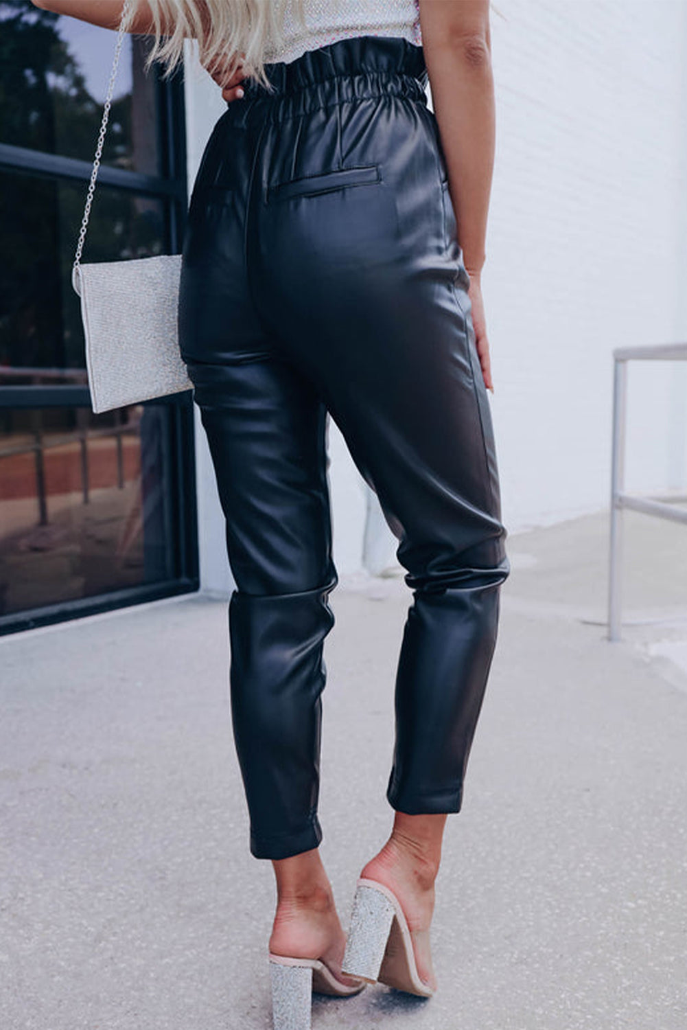 Pantalon skinny smocké taille haute en simili cuir noir