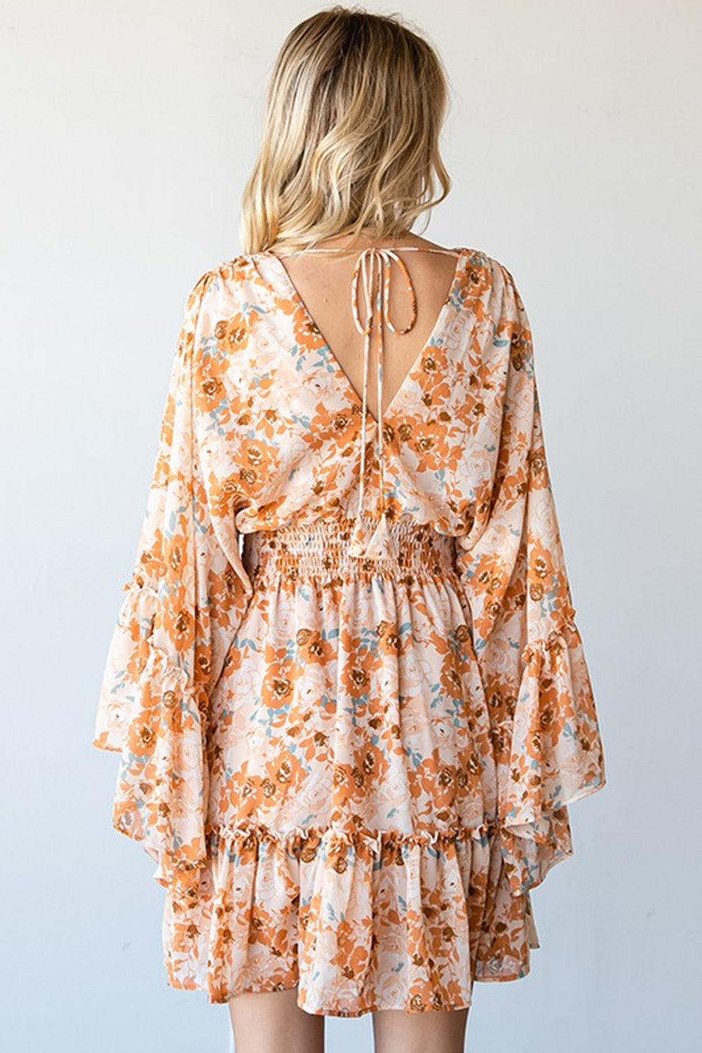 Robe orange fleurie à taille smockée