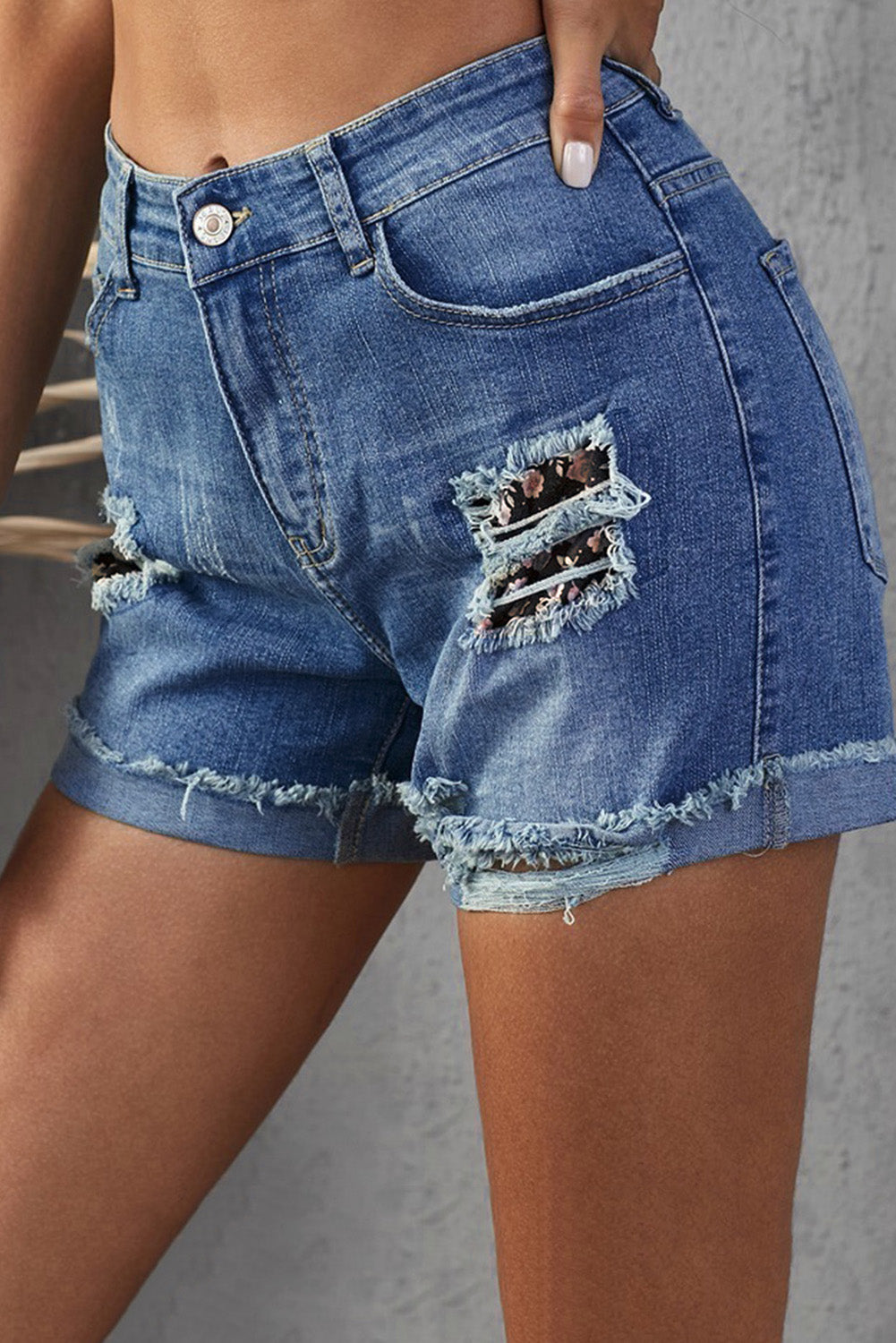 Short en jean noir à ourlet roulé et patchwork floral