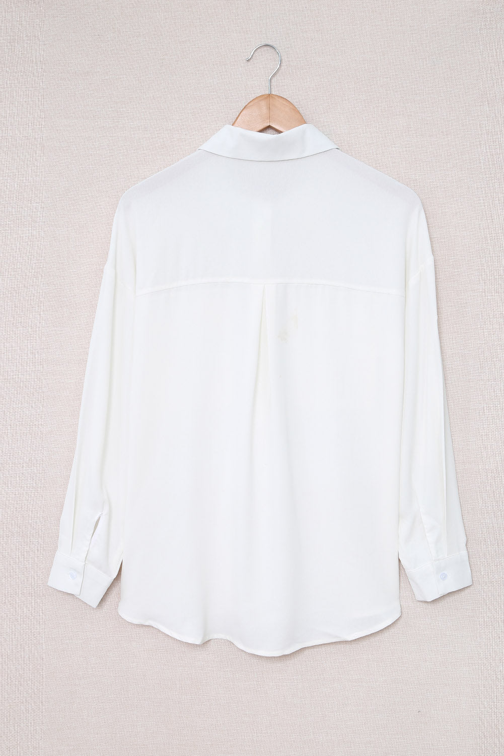 Chemise boutonnée blanche à manches longues et poche unie