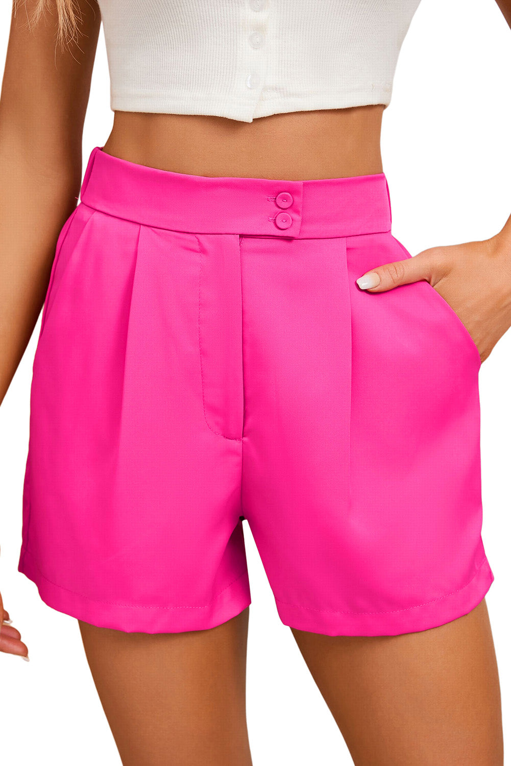 Short tailleur plissé rose avec boutons sur le devant