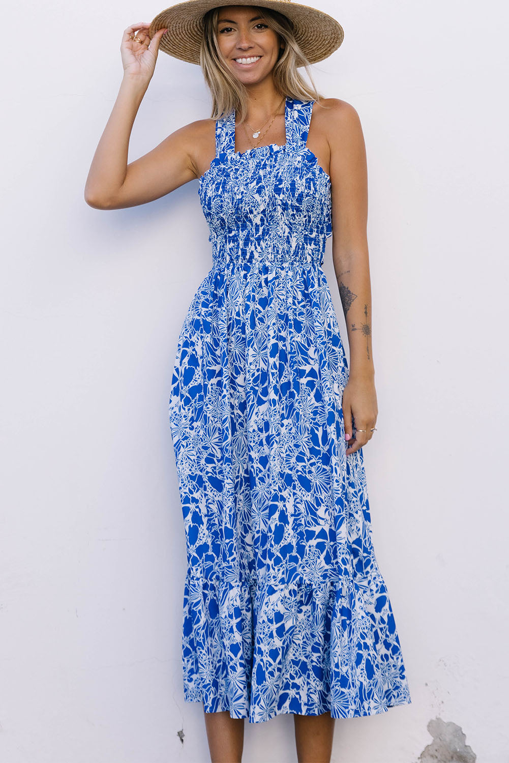 Robe mi-longue bleue à imprimé floral, smockée, croisée et nouée au dos