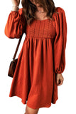 Robe nuisette marron texturée en crochet sur le devant