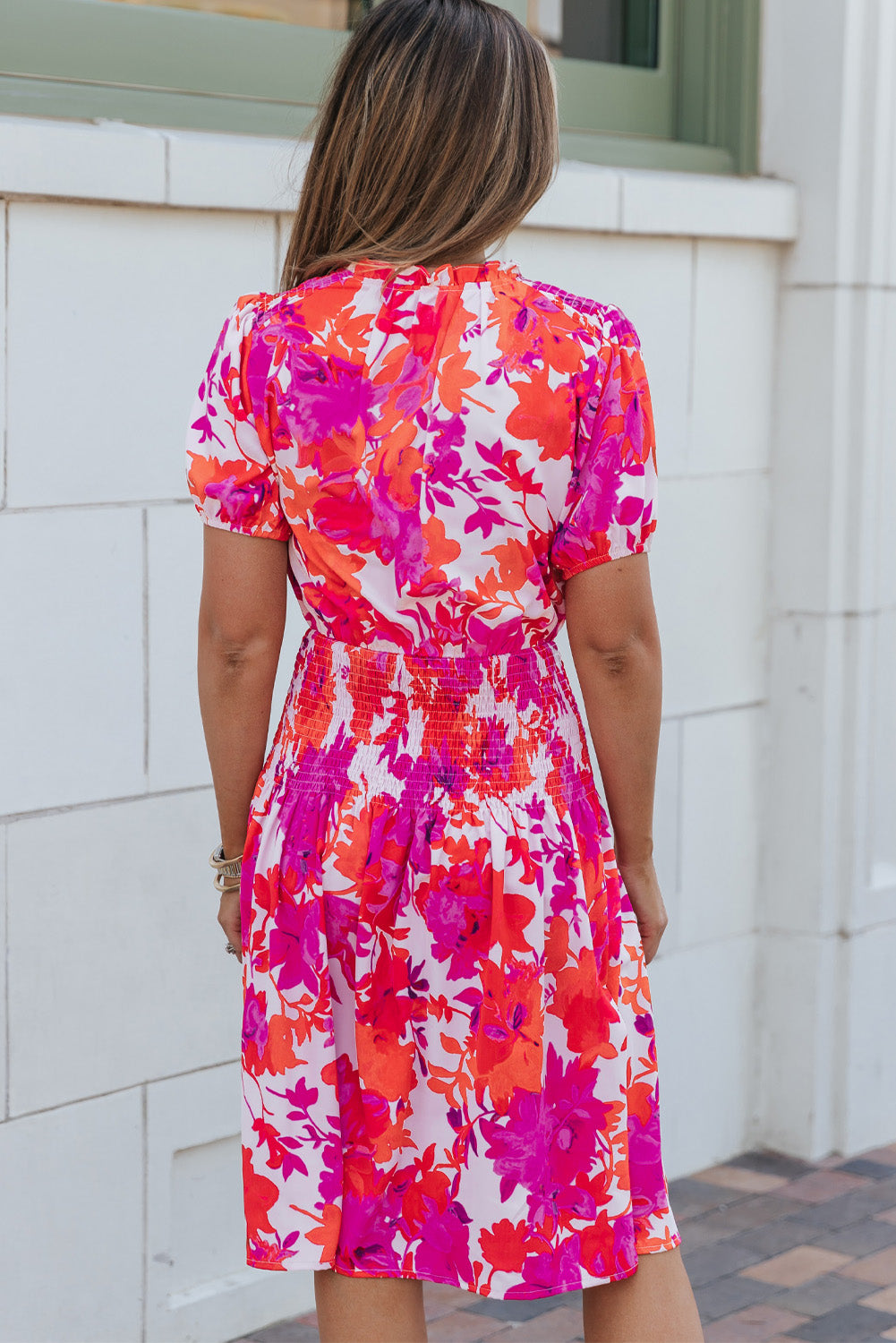 Robe évasée à manches bouffantes et taille smockée à fleurs roses