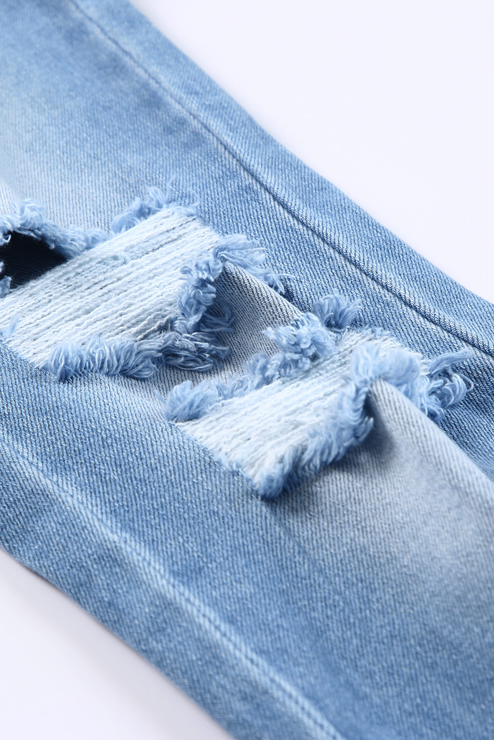 Jean taille haute déchiré bleu ciel avec fentes latérales et jambe droite