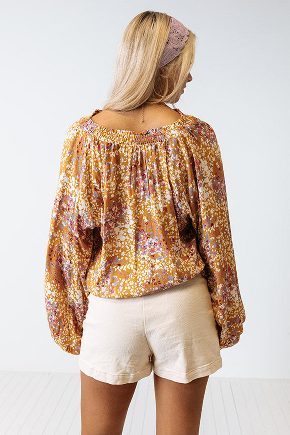 Blouse fleurie jaune fendue à col en V 