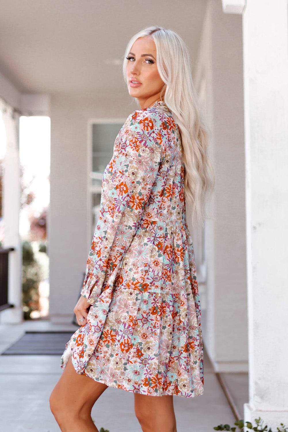 Robe florale multicolore à col fendu et boutons sur le devant