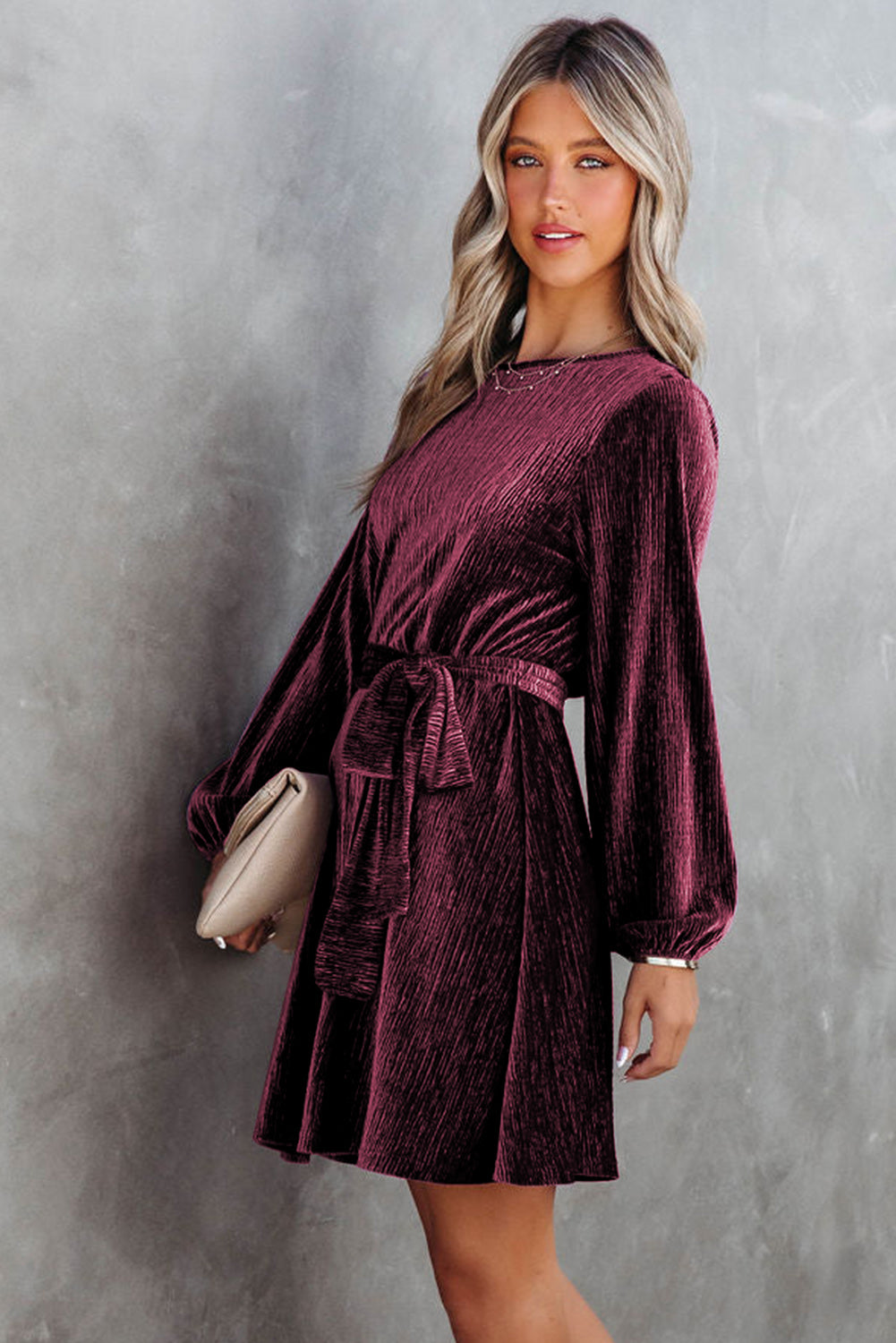 Robe verte en velours froissé à la taille et nouée