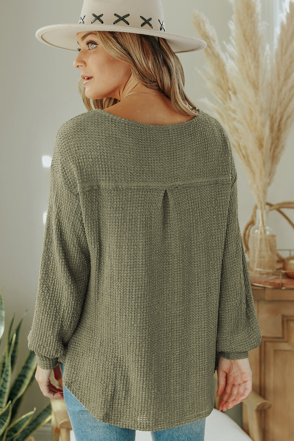 Haut ample beige en tricot gaufré avec poches et col fendu